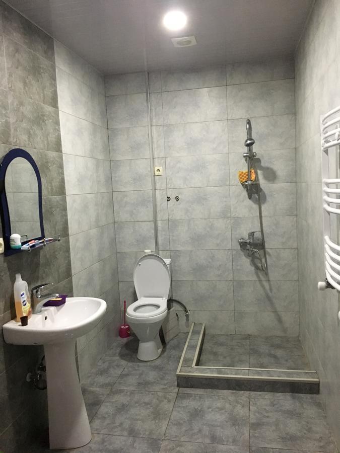 Homestay Apartment On Angisa Street バトゥーミ エクステリア 写真