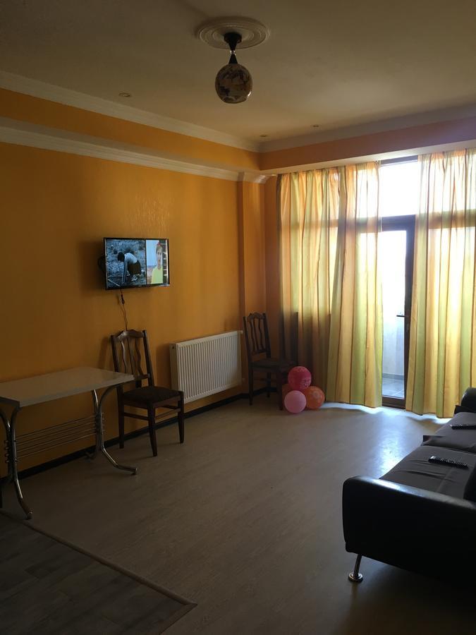 Homestay Apartment On Angisa Street バトゥーミ エクステリア 写真